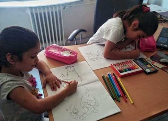 Kırtasiye malzemeleriyle resim yapan çocuklar